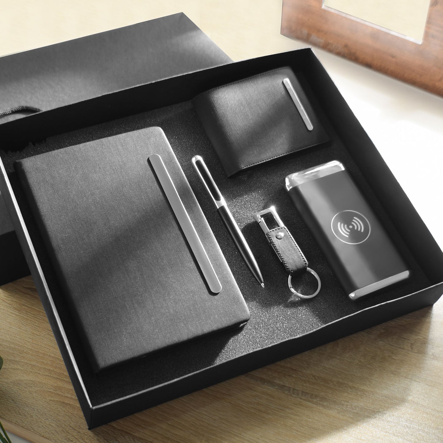 THE BLACK ELEGANCE IN ESSENTIALL TOOLS