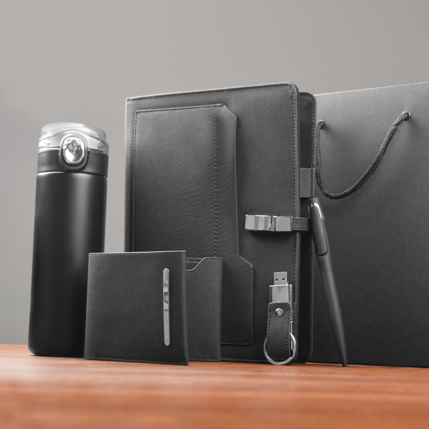 ELEGANT SILVER BUSINESS SET